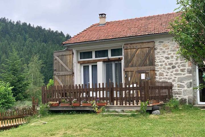 Location de vacances pour 7 personnes, avec jardin dans La Croix de Bauzon