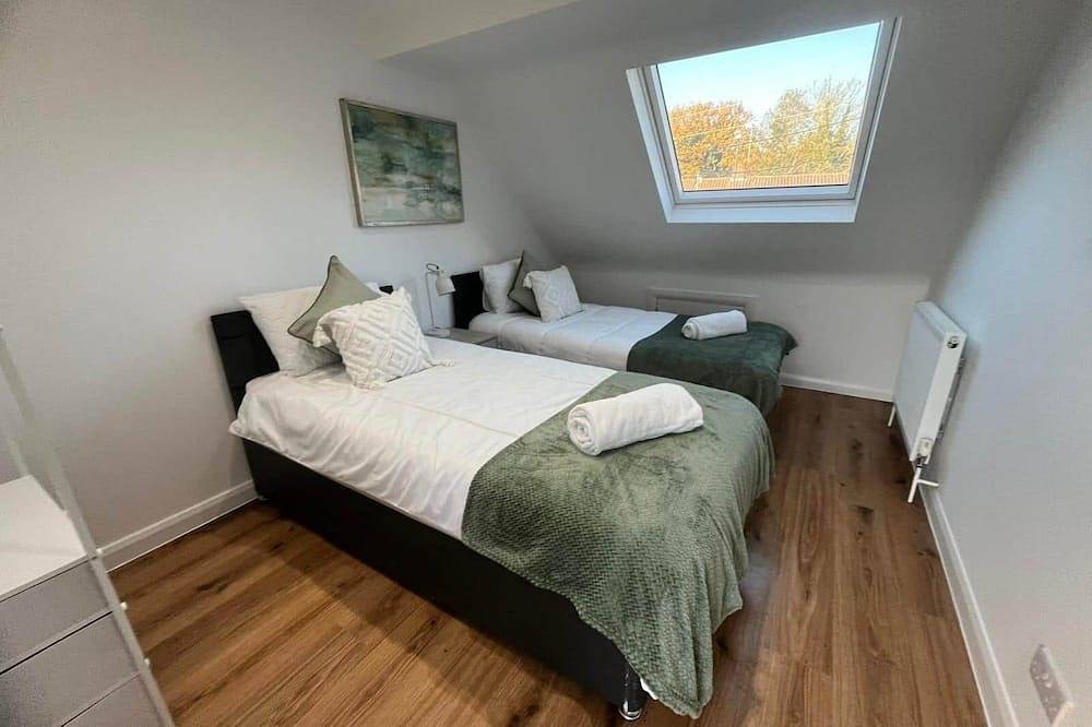Woodfield Cottage, 3Br, Free Wifi, parking, Close to Gatwick in Crawley, West Sussex