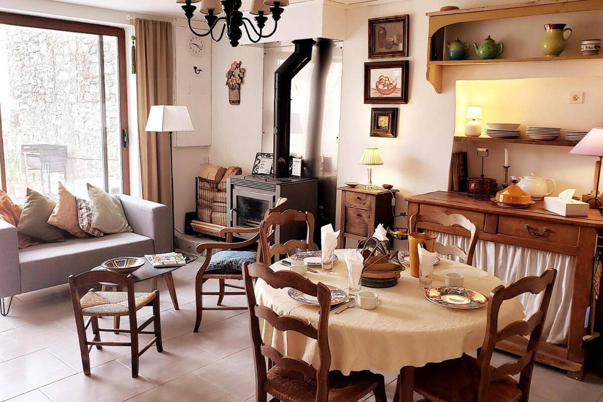 Appartement entier, One-Bedroom Apartment in Marsanne, Région de nyons