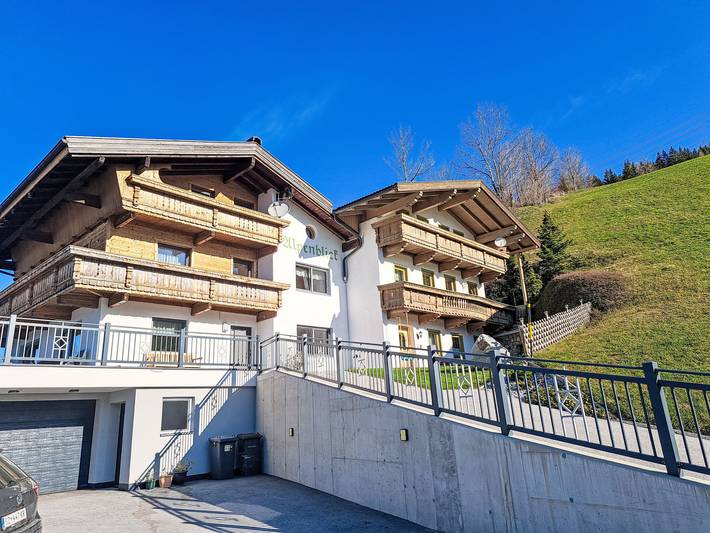 Ferienwohnung für 9 Personen, mit Balkon und Garten