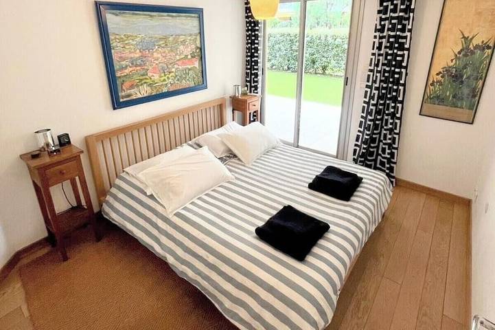 Gîte pour 4 personnes, avec terrasse ainsi que jardin et piscine dans Port du Cros de cagnes - 2