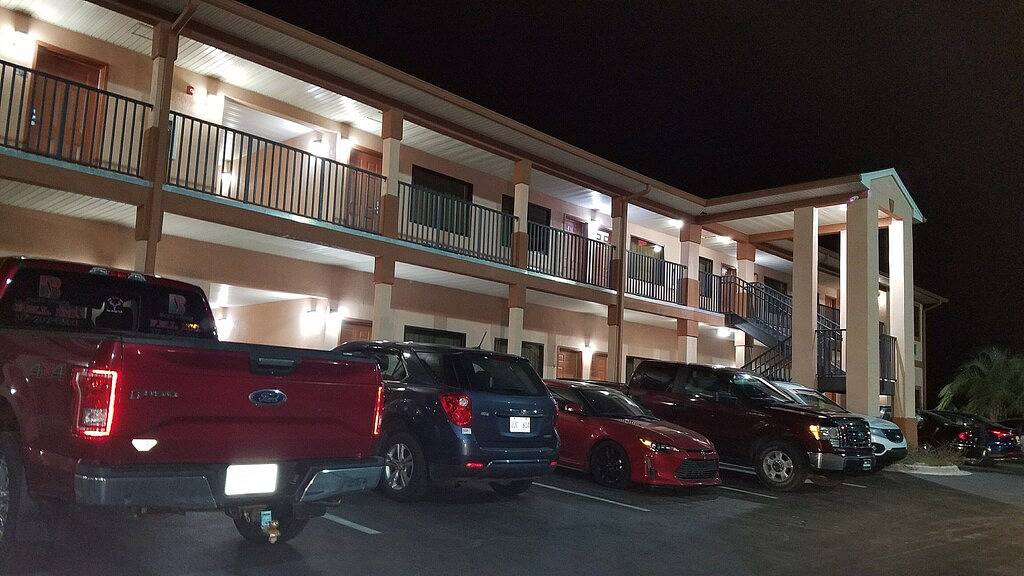 Ganze Wohnung, Möblierte Suite des Hotelbesitzers in Tallahassee West in Gadsden County