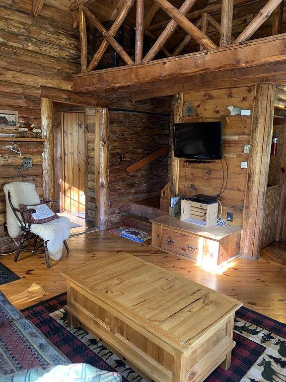 Log cabin for 5 people, with yard and balcony, with pets in New York State