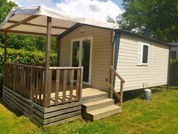 Camping pour 2 personnes, avec terrasse et piscine, animaux acceptés dans le Cantal