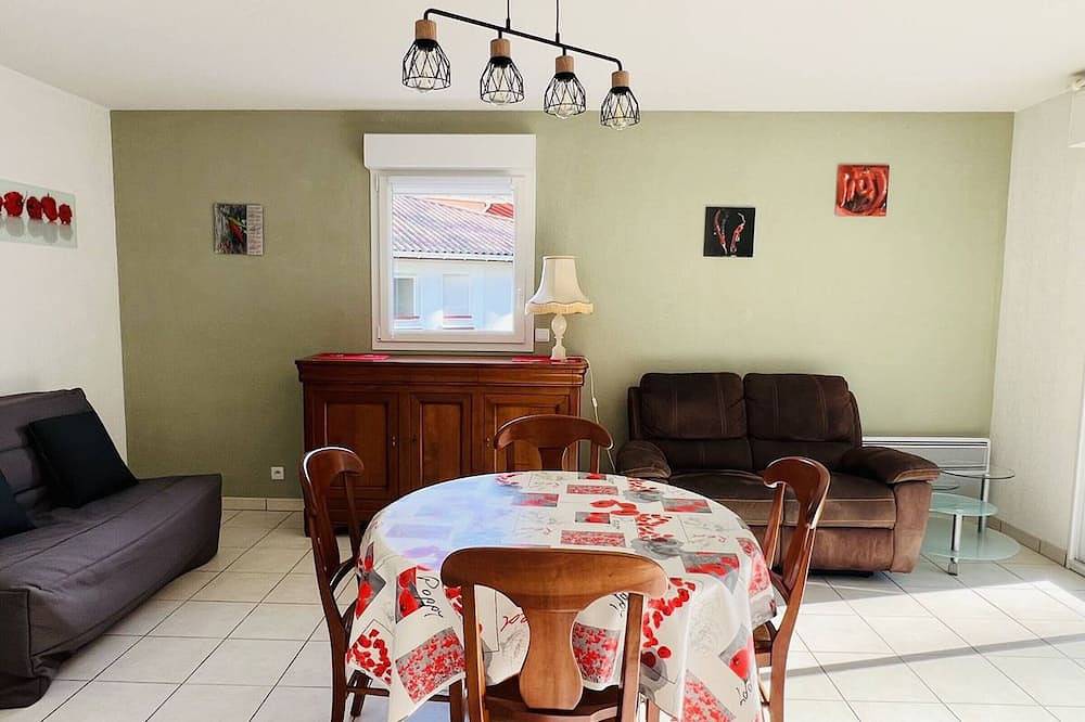 Entire apartment, Cozy 1-Bed Apartment with Terrace, Parking & Internet Near Thermal Baths in Cambo-les-Bains, Bayonne region
