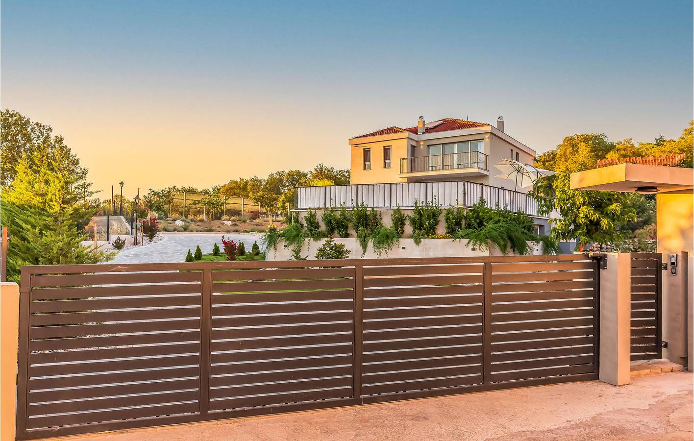 Reizende 250 m² große Ferienwohnung mit Pool und Terrasse, 1,5 km vom Zentrum von Dugopolje entfernt in Dugopolje, Dalmatinisches Zagora