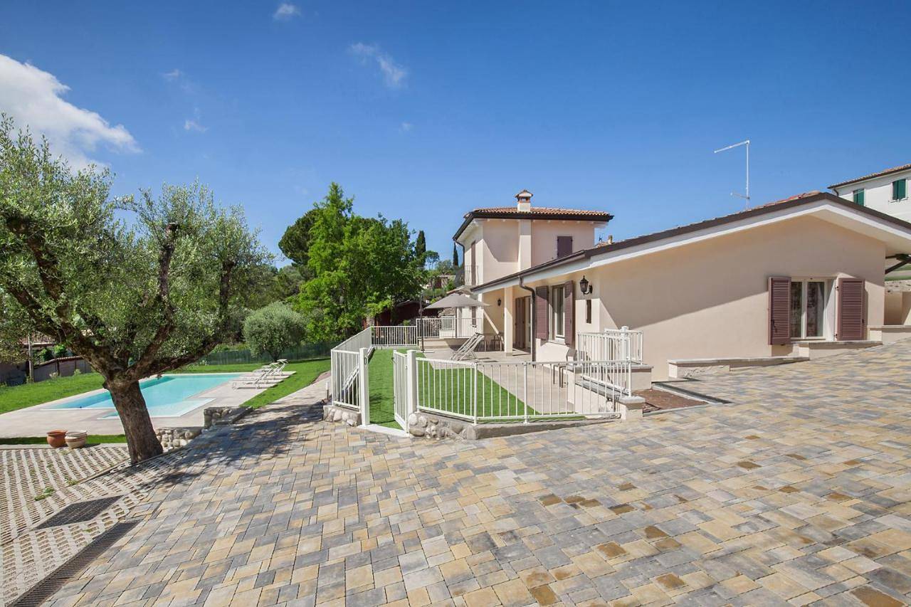 Villa Chiara Apt 1- Appartamento in villa con piscina in Cavaion Veronese, Gardasee-Berge