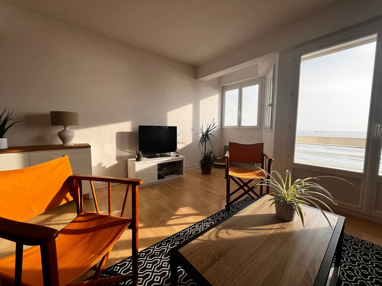 Entire studio, Beachfront Studio with Balcony & Garage in Les Sables-d'Olonne, Vendée