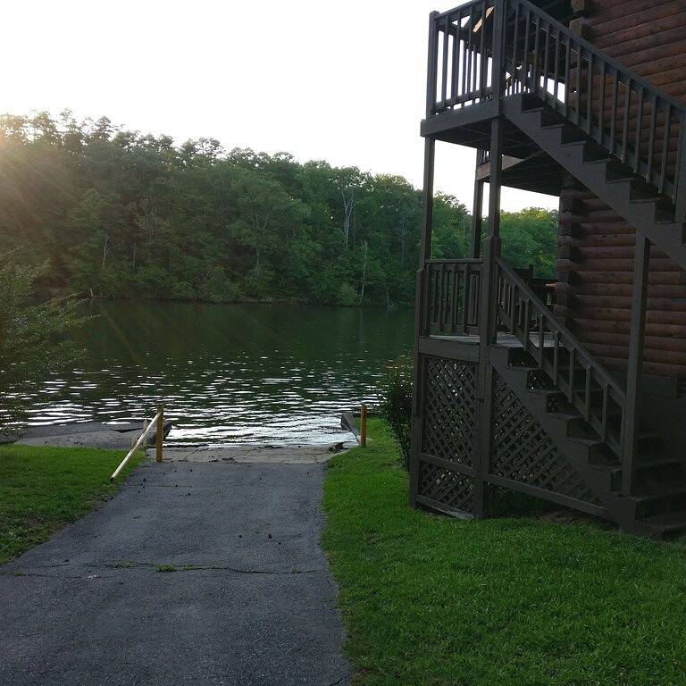 Cozy Unit #4 Waterfront Log Cabin in Lake Ouachita