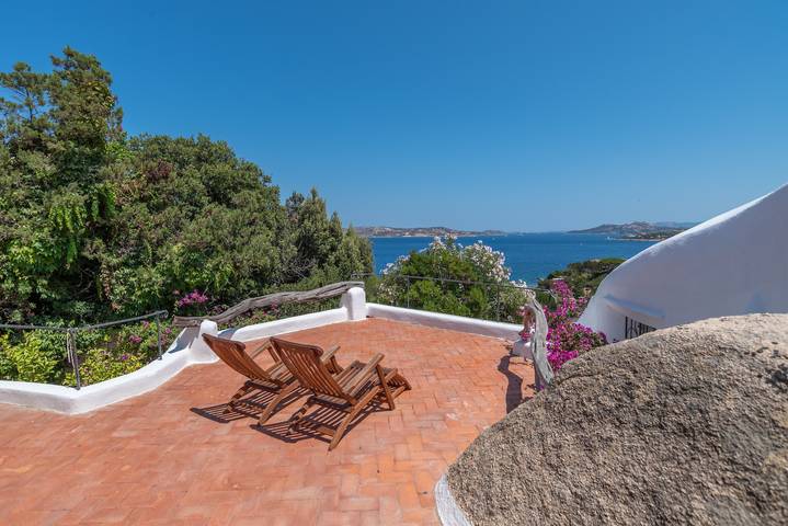 Scorpion House – Luxuriöse Villa in den Felsen von Porto Rafael mit Meerblick in Punta Sardegna, Palau (Sardinien)