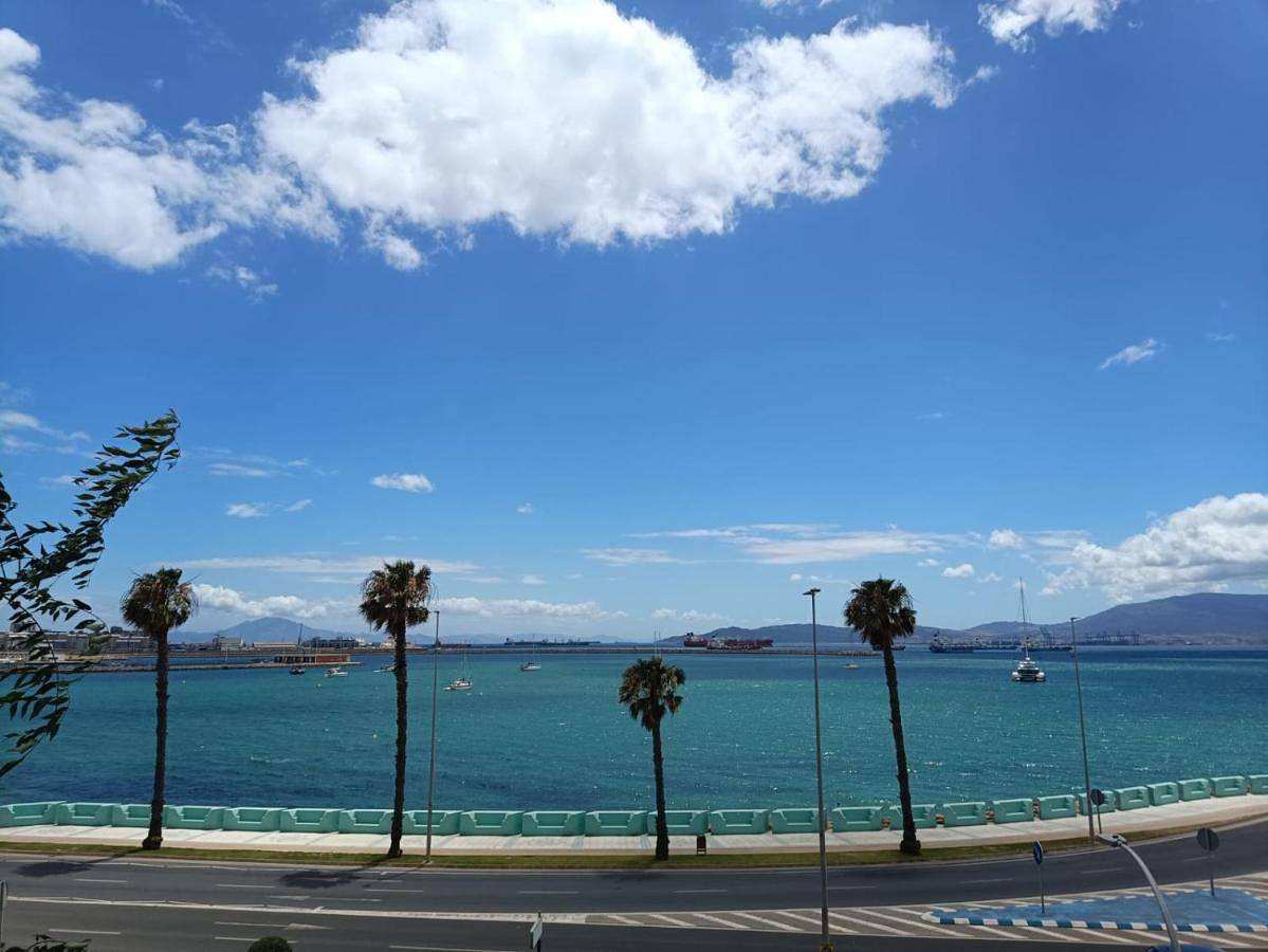 Apartamento vacacional entero, Vistas a 3 Países y 2 Continentes - 1ª Linea de Playa - 5 min Gibraltar - E-Scooter Gratis in Playa Llanito, La Línea de la Concepción