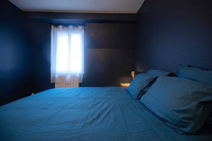 Ganze Wohnung, L'Ecrin Bleu - Spacious - Ideal for couples & professionals - Wifi - Station & Hyper center in Angoulême, Charente