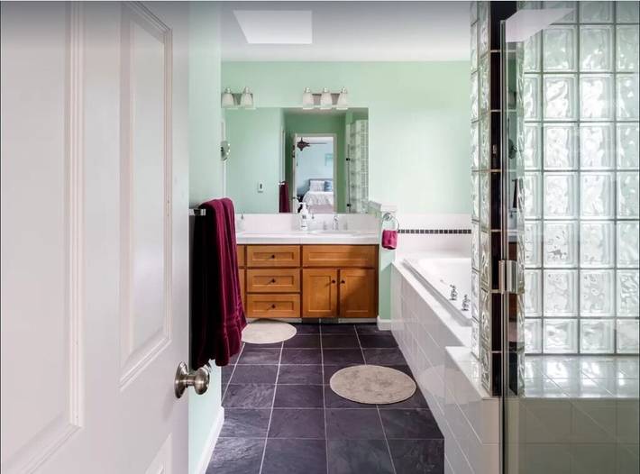 Vacation house for 18 people, with yard in Seattle