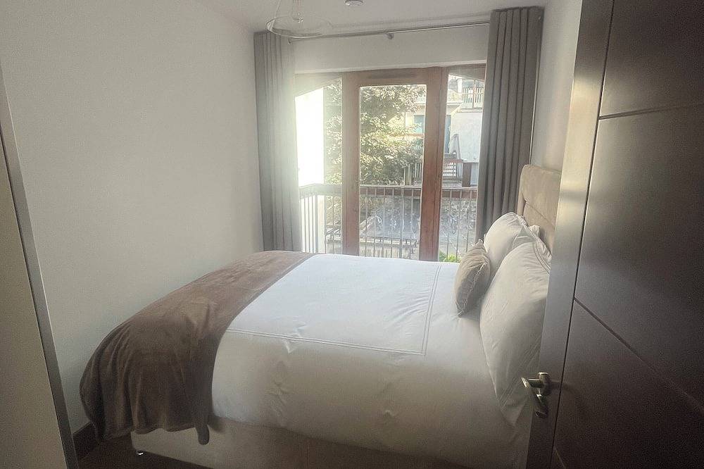 Entire apartment, Deluxe 2-bedroom best located apartment in Galway City center with free parking. in Galway, County Galway