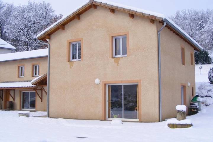 Gîte pour 30 personnes, avec piscine et terrasse dans Bonnefamille