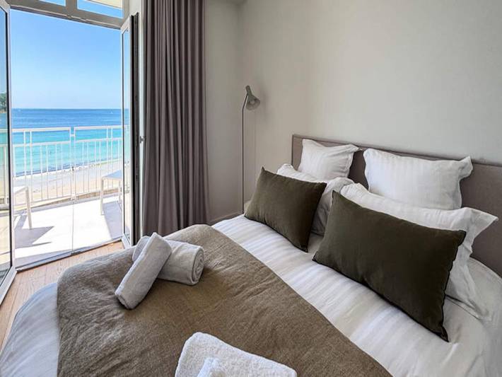 Location de vacances pour 2 personnes, avec piscine ainsi que terrasse et jardin dans Plage Tresmeur