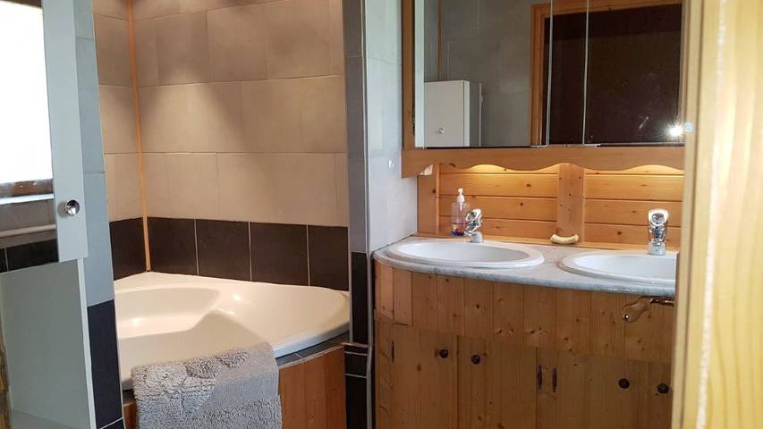 Gîte pour 4 personnes, avec terrasse à Vertamboz