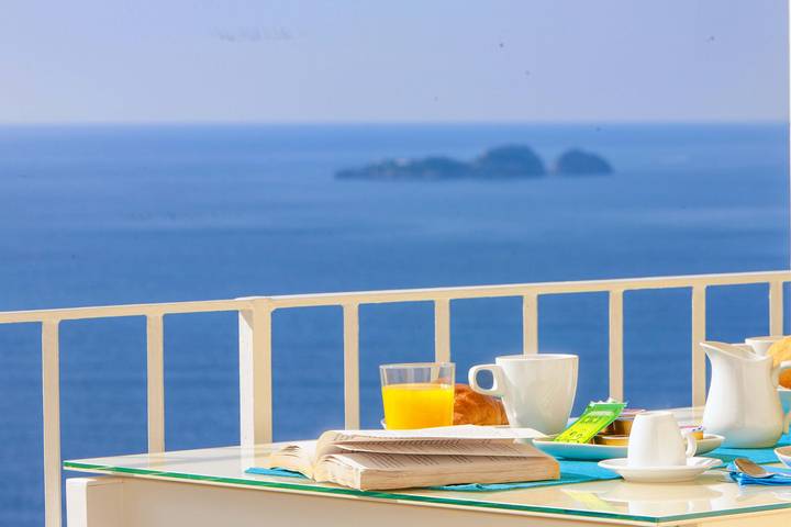 Amore Rentals - Villa Anna con Terrazza Privata e Vista Mare in Positano, Sorrento Coast