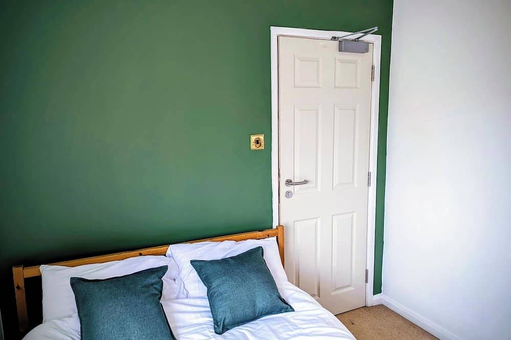 5 bed house in Winchester with parking near motorway and town centre/railway in Winchester, South Downs