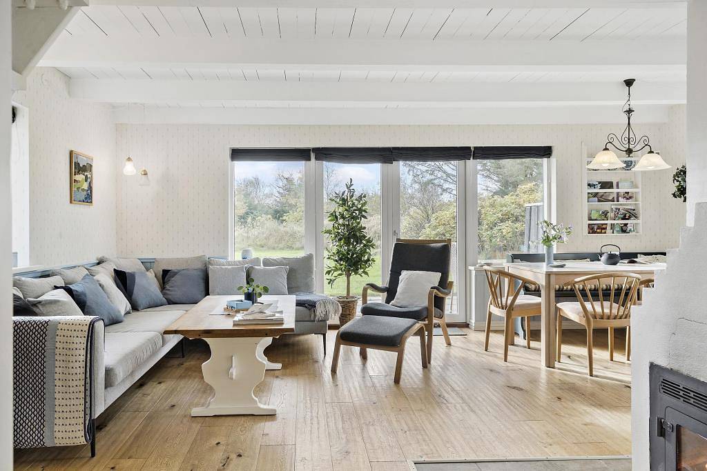 Hell und gemütlich eingerichtetes Ferienhaus mit Balkon und schönen Terrassen in Tim, Ulfborg