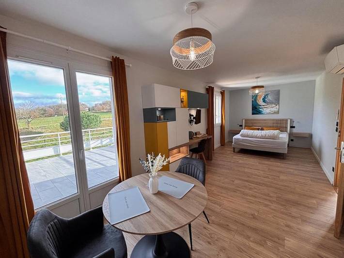 Gîte pour 2 personnes, avec terrasse dans Lias