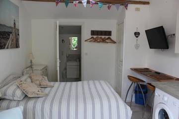 Gîte pour 3 personnes, avec piscine ainsi que terrasse et vue, animaux acceptés à Saint-Savinien