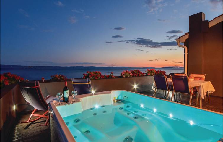 Acogedor apartamento de 2 dormitorios con piscina y terraza, a 500 m de la playa in Grljevac (Podstrana), Podstrana