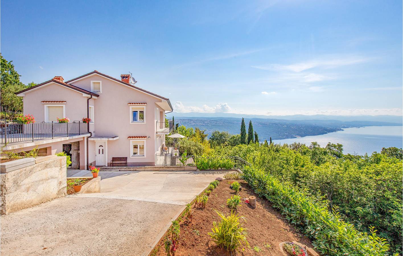 Apartamento vacacional entero, Amplio apartamento de 2 dormitorios con terraza cerca de los lugares de interés de Opatija in Općina Matulji, Opatija Riviera