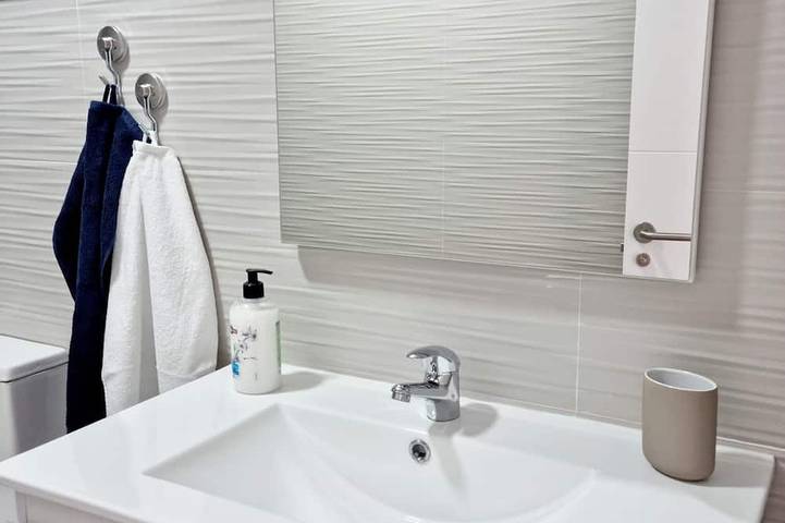 Entire apartment, Modern apartment ,stunning sea and mountain views in the old town. Wifi and pool in Puerto del Carmen, Tías
