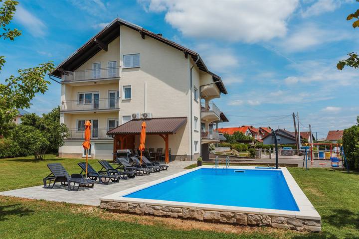 Ferienhaus für 8 Personen, mit Pool und Garten sowie Balkon