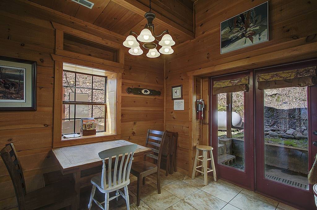 3Br / 3Bth Log Cabin 3. 4 Meilen vom Streifen in Gatlinburg. Buchen Sie jetzt! in Gatlinburg, Sevier County