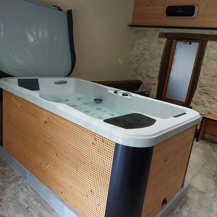 Gîte pour 2 personnes, avec Balcon et Terrasse ainsi que Jacuzzi et Jardin dans Saint-Martin-le-Colonel