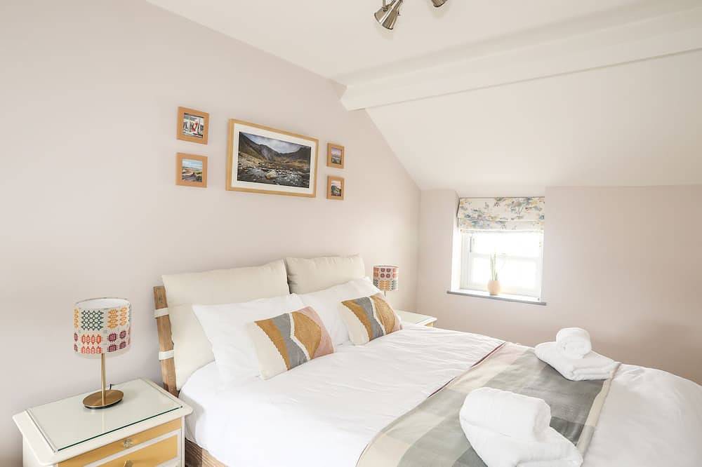 Osborne House, pet friendly, with open fire in Menai Bridge in Menai Bridge, Isle of Anglesey