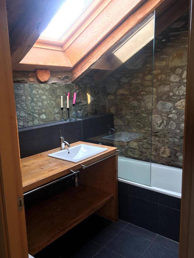 Casa de poble acollidora,amb llar de foc, in Bourg-Madame, Región de Prades (Francia)