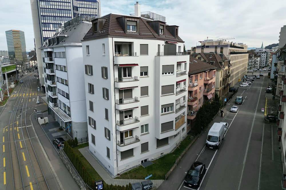 Entire apartment, Downtown Dream: 3.5Br with Balcony and Style Ba31 in Zurich, Zurich district