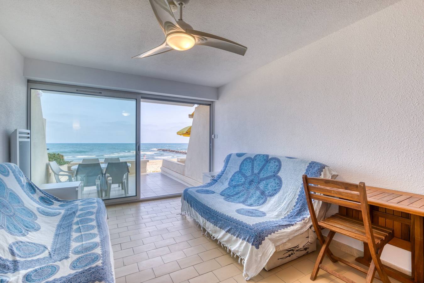 Apartamento entero, Apartamento "Première Ligne Avec Terrasse" con vistas al mar, terraza privada y Wi-Fi in Carnon-Plage, Mauguio