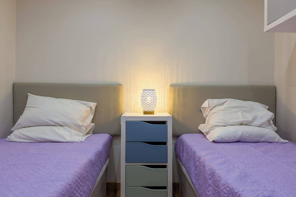 Ganze Wohnung, 2 bedroom apartment with swimming pool 2m from Sra. da Rocha beach. in Armação de Pêra (costa), Faro Distrikt