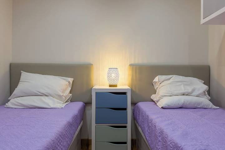 Ganze Wohnung, 2 bedroom apartment with swimming pool 2m from Sra. da Rocha beach. in Alporchinhos (Atlantikküste), Porches