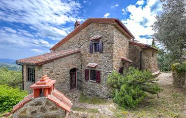 Gîte pour 7 personnes, avec piscine ainsi que jardin et terrasse, animaux acceptés à Loro Ciuffenna