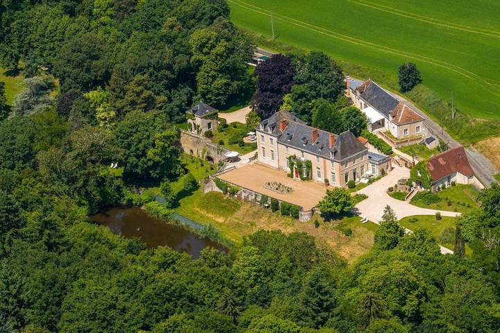 Chambre d’hôte pour 3 personnes, avec vue et vue sur le lac ainsi que piscine et jardin à Nazelles-Négron