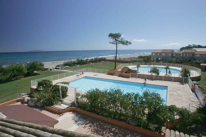 Appart’hôtel pour 6 personnes, avec Balcon et Terrasse ainsi que Jardin et Piscine à Borgo
