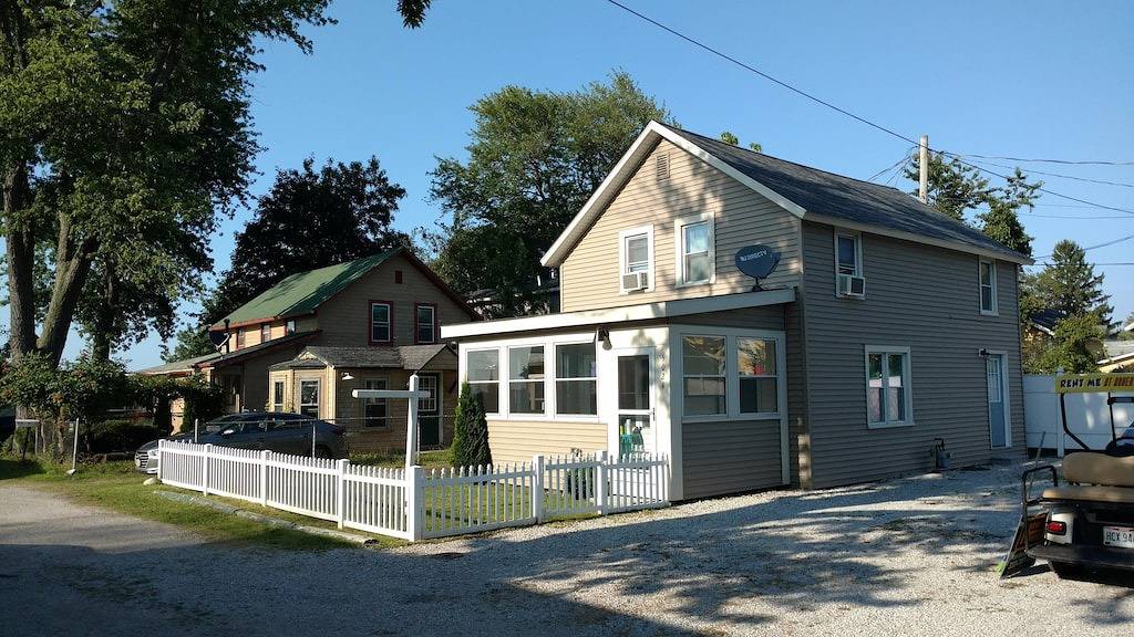 Enjoy all of Geneva-on-the-Lake from this cottage! Right off the strip! in Geneva-on-the-Lake, Ashtabula County