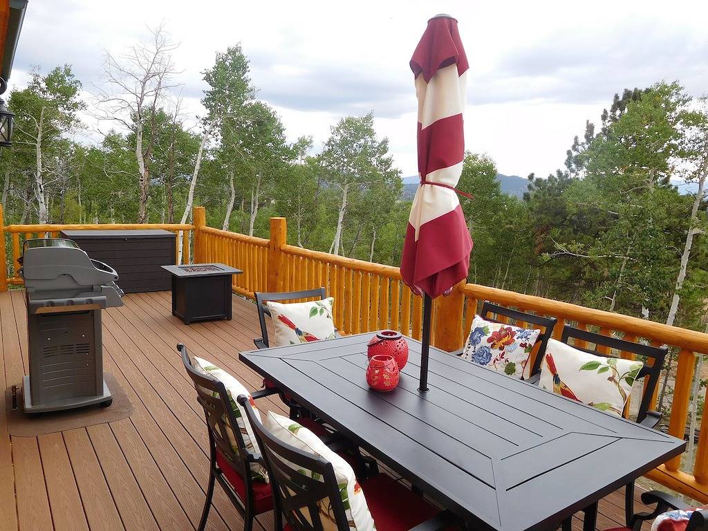 Abgeschiedene Berghütte im Wald in Park County