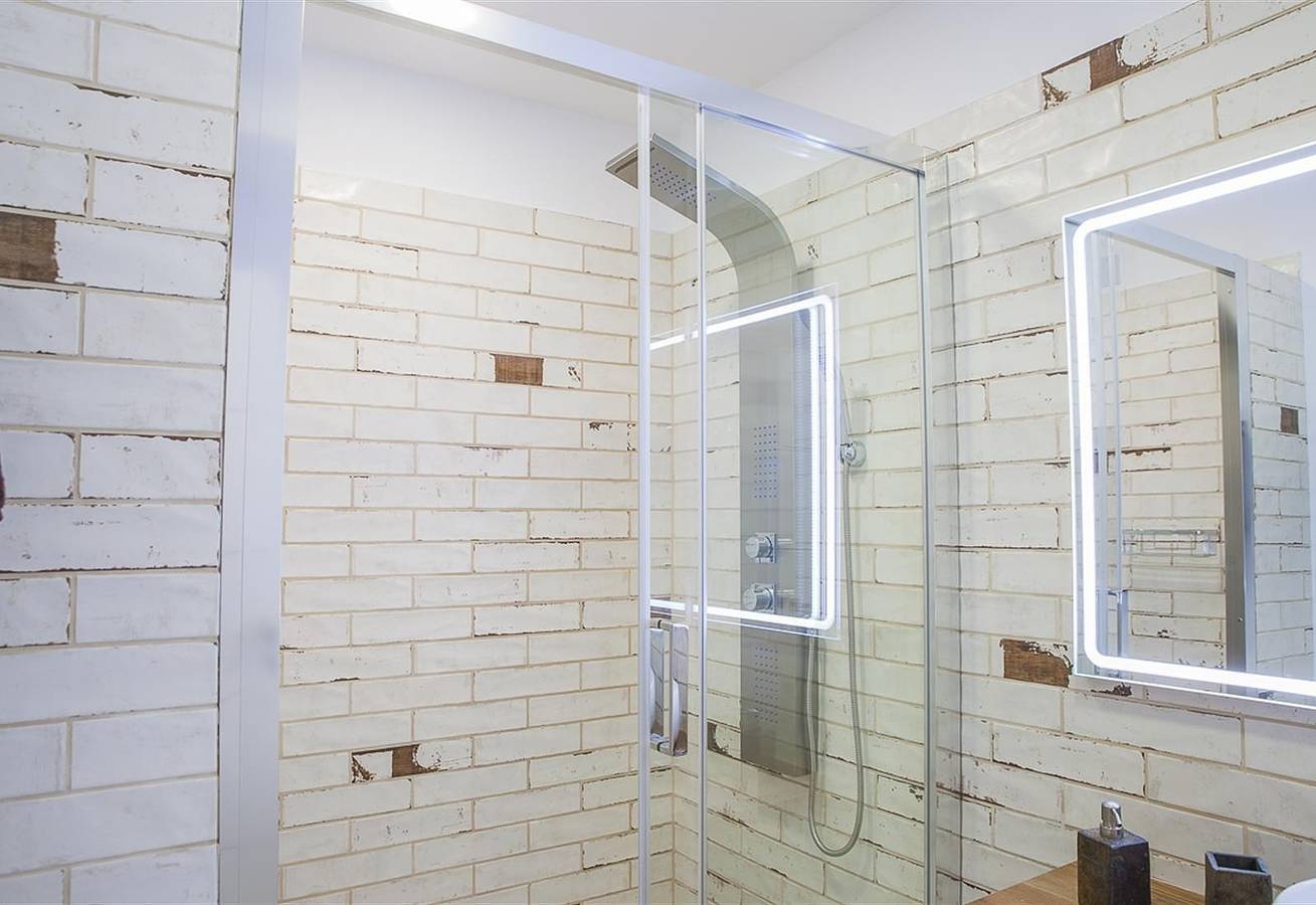 Ολόκληρο το διαμέρισμα, Luxury 100m² Sea View Apartment with Pool, Wi-Fi & Terrace in Benalmádena Costa, Benalmádena