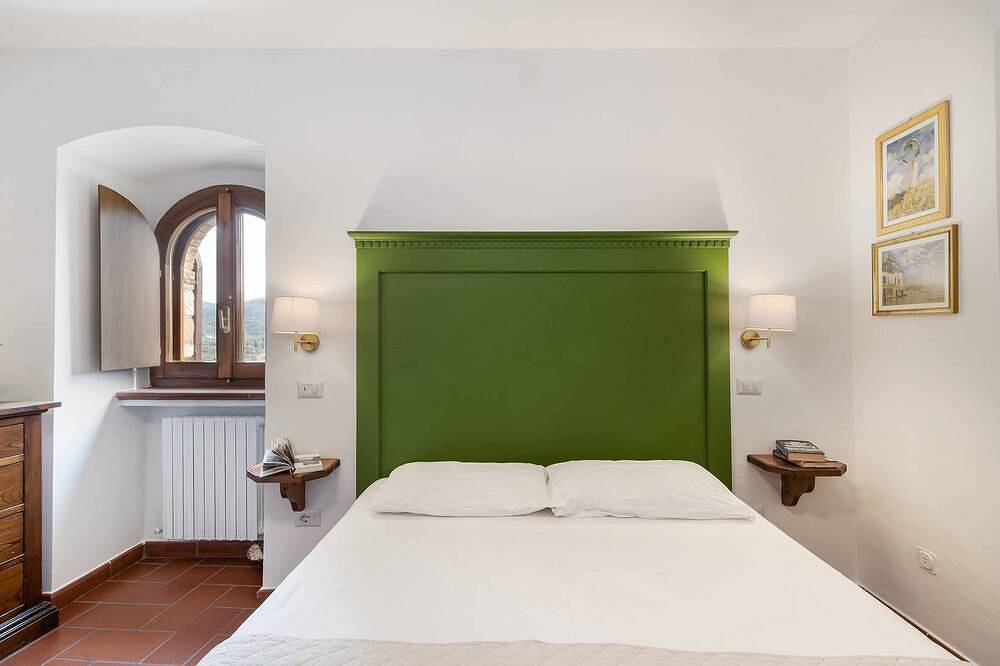 Entire apartment, Smeraldo two-room apartment with valley view in Spello, Perugia Province