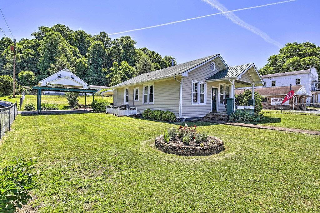 Cozy Damascus Cottage w/ Porch & Trail Access! in Damascus, Washington County (VA)