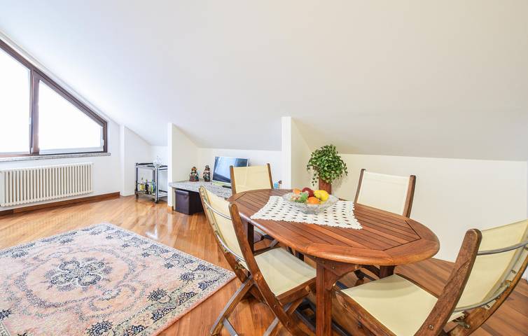 Appartamento intero, Spazioso appartamento con 2 camere da letto, piscina e terrazza vicino al Lago di Alserio in Merone, Brianza