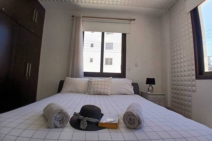 Apartamento entero, Charming 2-bedroom apartment in Larnaca with WiFi and AC in Lárnaca, Distrito de Larnaca