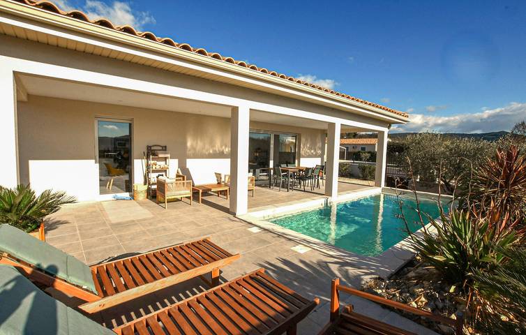 Location de vacances pour 8 personnes, avec terrasse ainsi que piscine et jardin à Goudargues - 2