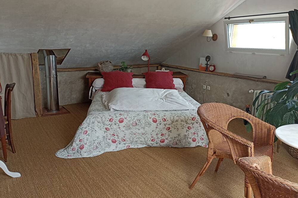 Belle chambre spacieuse au Clos Goutilles   Au coeur du parc naturel de l'Ariège in Montjoie-en-Couserans, Parc naturel régional des Pyrénées ariégeoises